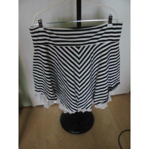 Zwart/wit strepen rok van Fancy Friday´s maat XL er mooi