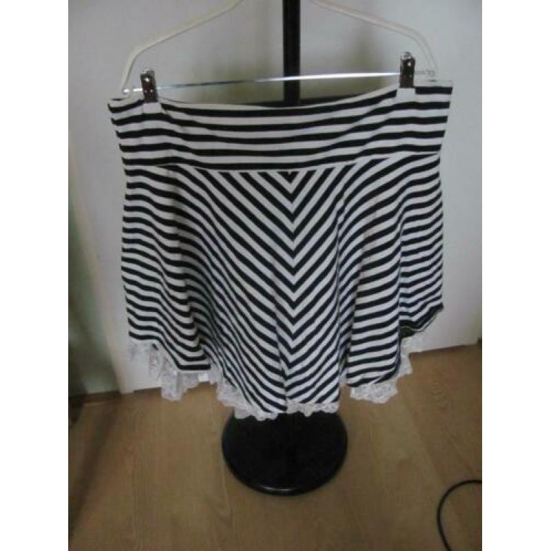 Zwart/wit strepen rok van Fancy Friday´s maat XL er mooi