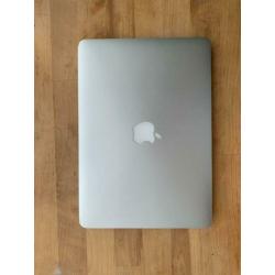Apple MacBook Pro - 13 Inch - Core i5 2.7