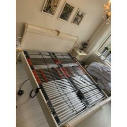 Mooi Italiaans bed met nachtkastjes
