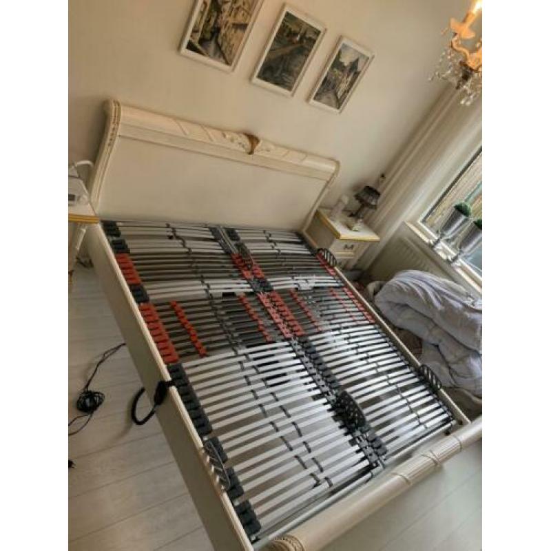Mooi Italiaans bed met nachtkastjes