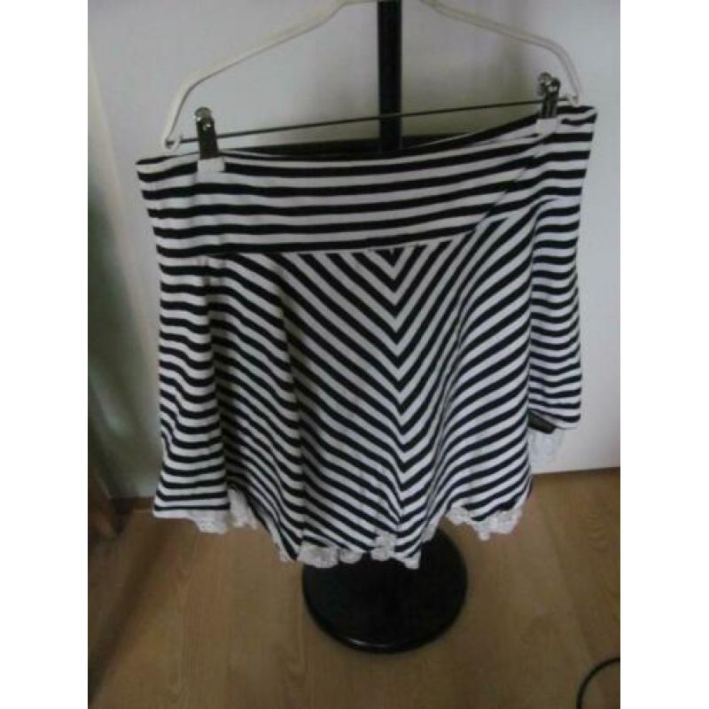 Zwart/wit strepen rok van Fancy Friday´s maat XL er mooi