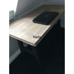 Bureau/tafel steigerhout. zwarte a poot