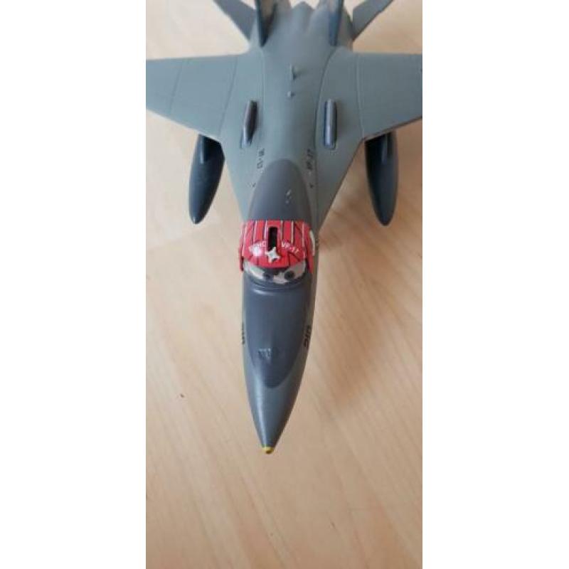 Vliegtuig, f16 38 cm