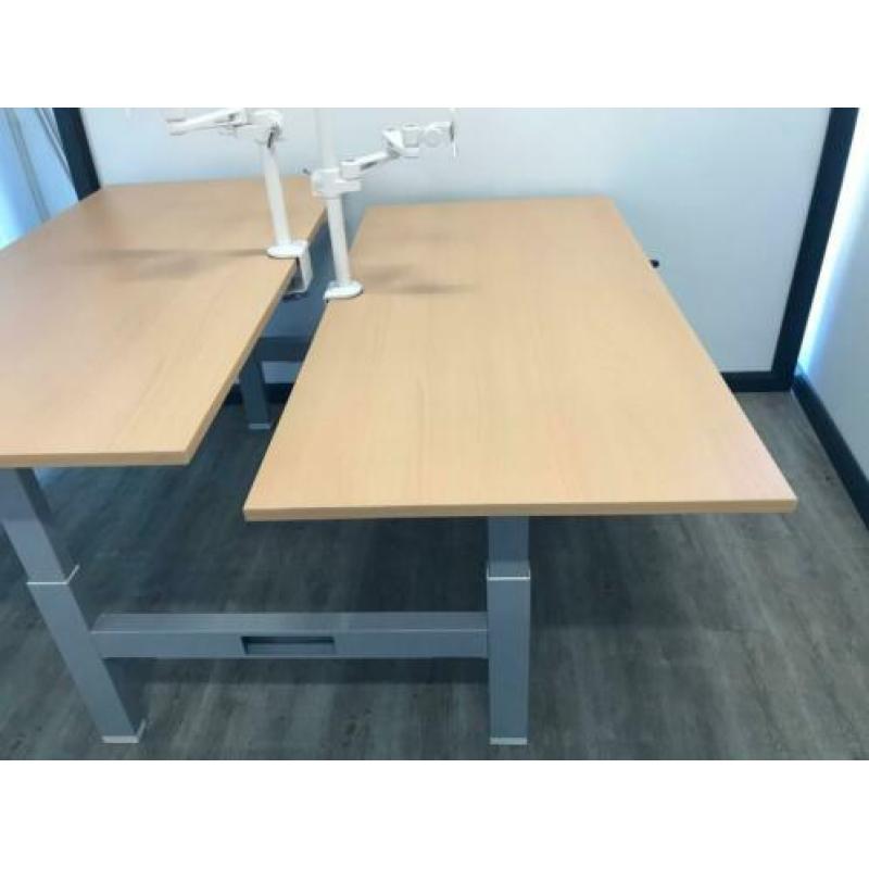 Duo bureau met 2 monitorarmen aanbieding op=op