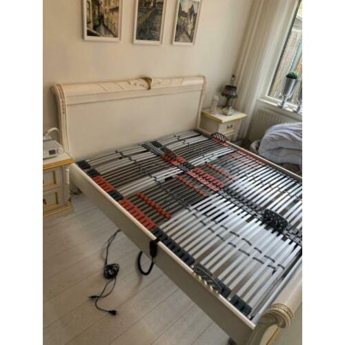 Mooi Italiaans bed met nachtkastjes