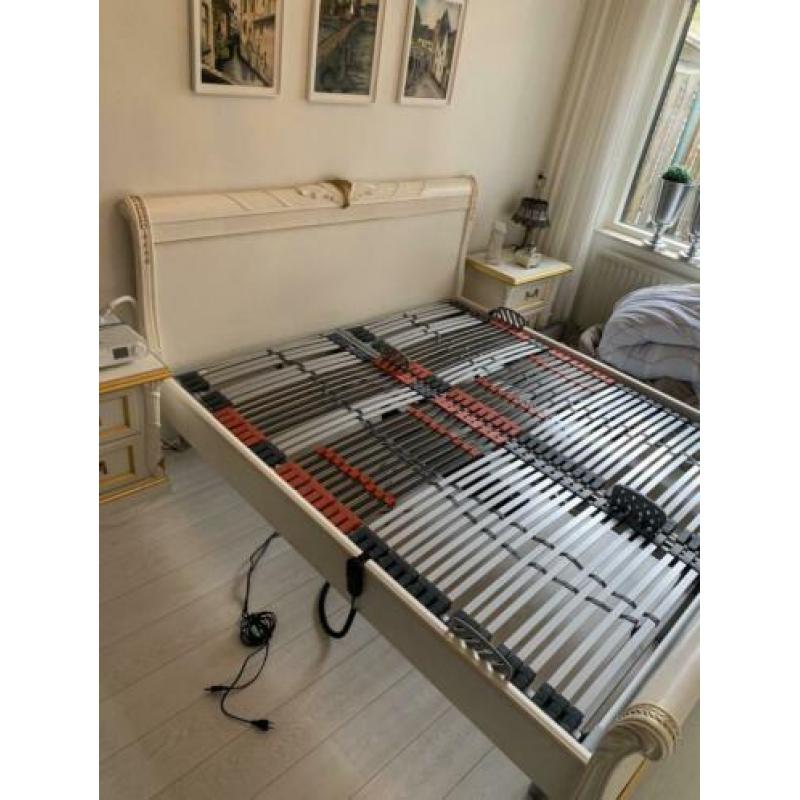 Mooi Italiaans bed met nachtkastjes