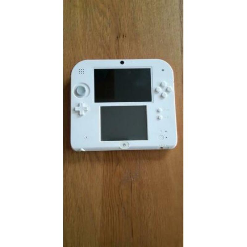 Nintendo 2DS met 3 spellen en oplader.
