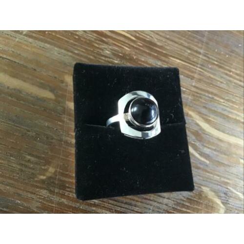 Zilveren ring met onys steen