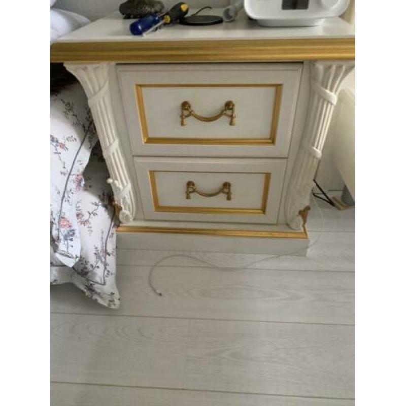 Mooi Italiaans bed met nachtkastjes