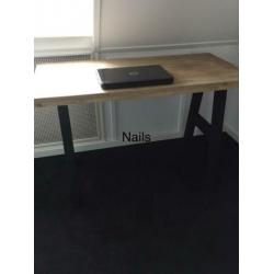 Bureau/tafel steigerhout. zwarte a poot