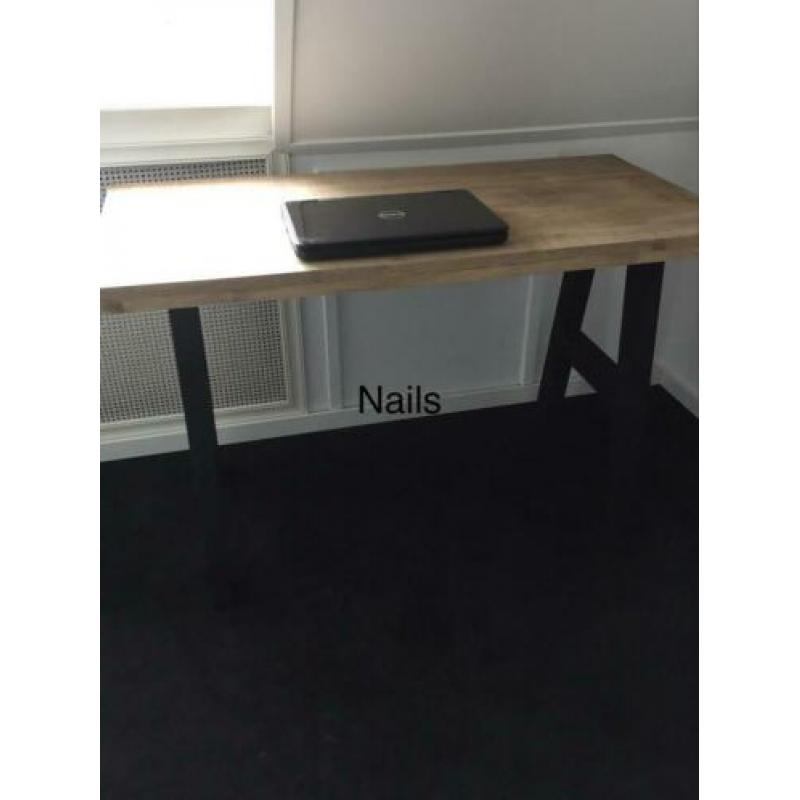 Bureau/tafel steigerhout. zwarte a poot