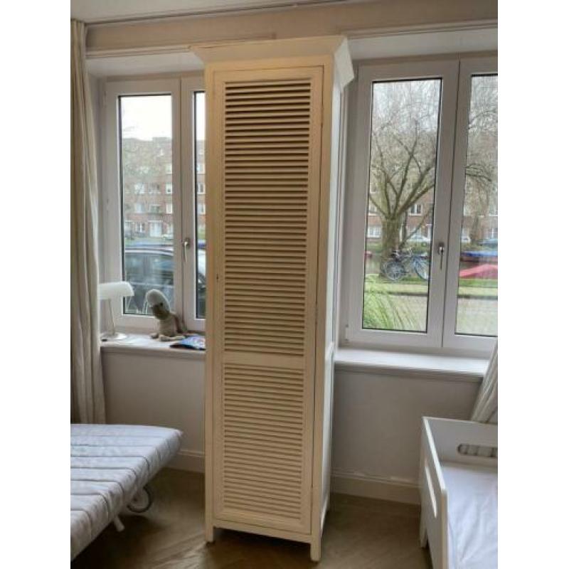 Witte broccante houten kast