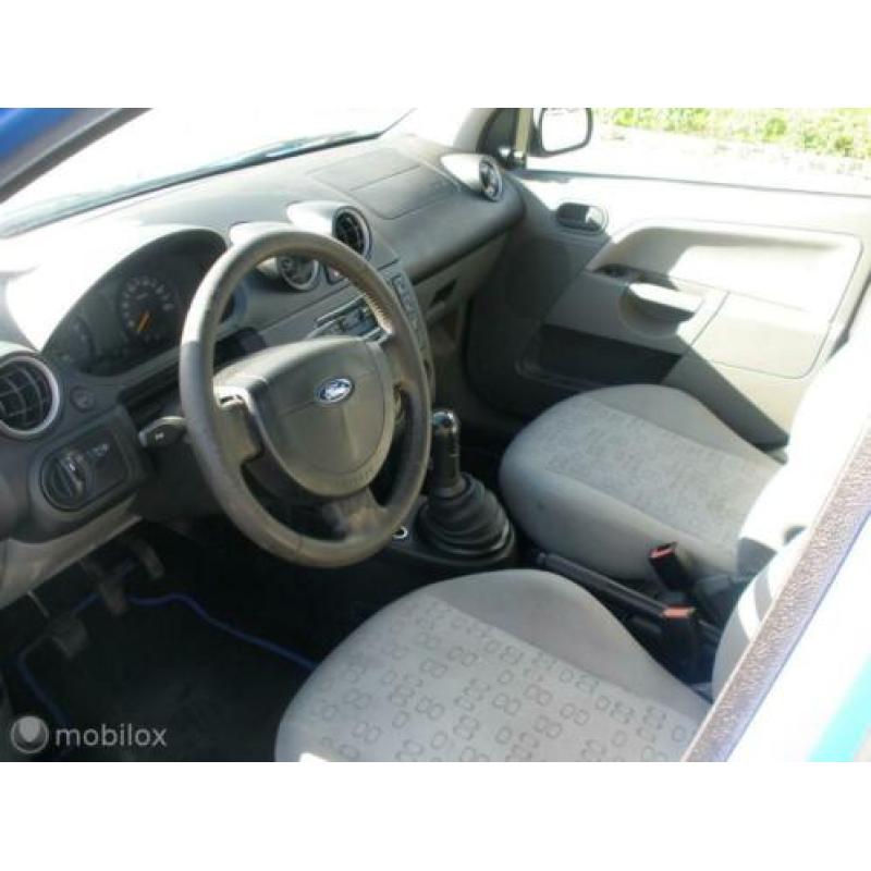 Ford Fiesta 1.3 Ambiente 5drs nwe apk!
