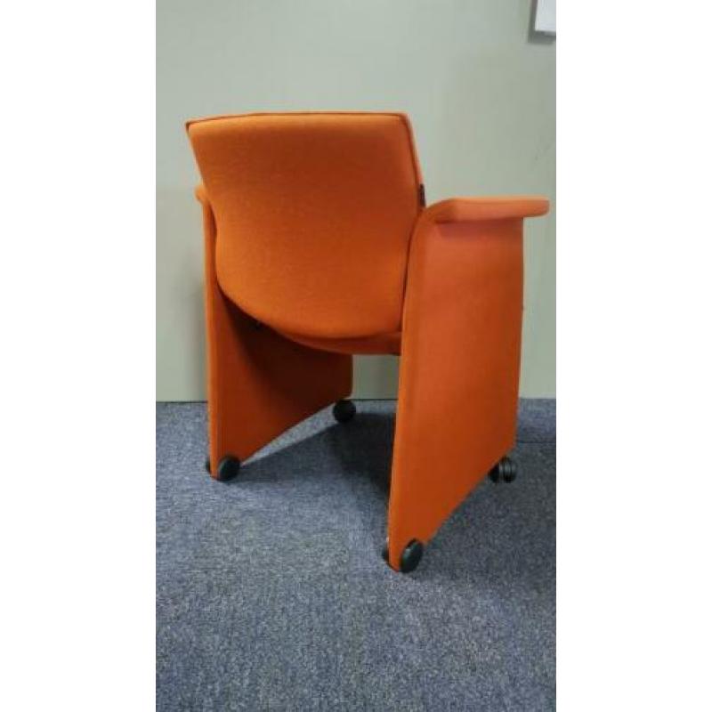 Ahrend vergaderstoel oranje met wielen, KSB Breda VS238