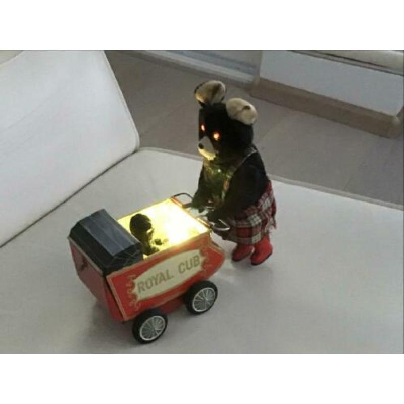 Antieke beer met ijzeren kinderwagen