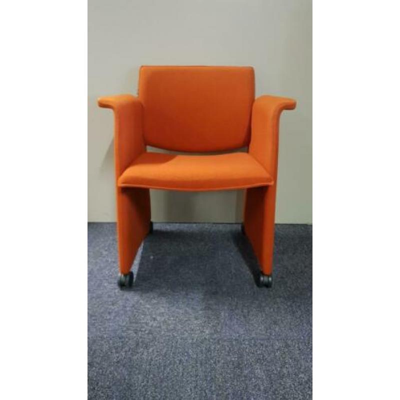 Ahrend vergaderstoel oranje met wielen, KSB Breda VS238