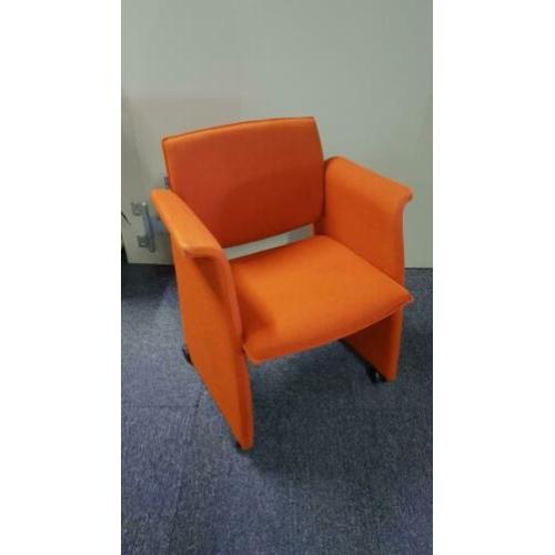Ahrend vergaderstoel oranje met wielen, KSB Breda VS238