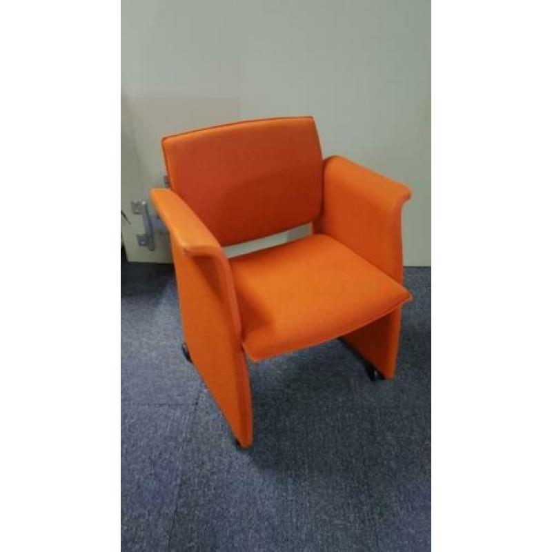 Ahrend vergaderstoel oranje met wielen, KSB Breda VS238