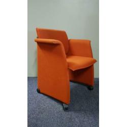 Ahrend vergaderstoel oranje met wielen, KSB Breda VS238