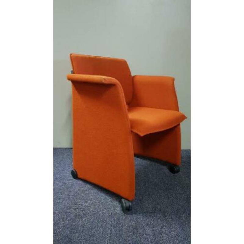 Ahrend vergaderstoel oranje met wielen, KSB Breda VS238