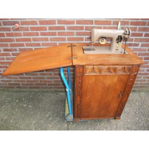 trap naaimachine in kast