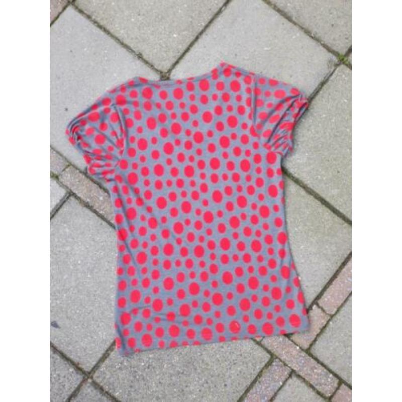 • Grijs met rode stippen shirt van ZOI mt S, met korte mouwe