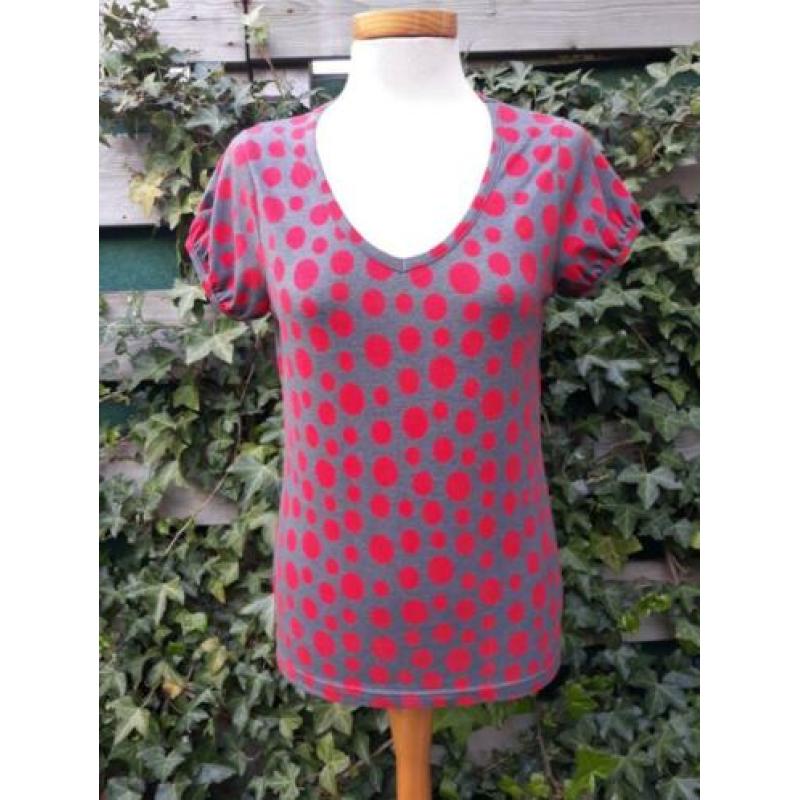 • Grijs met rode stippen shirt van ZOI mt S, met korte mouwe