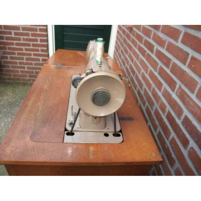 trap naaimachine in kast