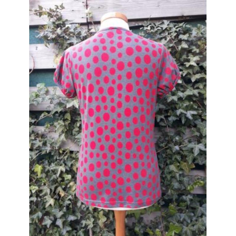 • Grijs met rode stippen shirt van ZOI mt S, met korte mouwe