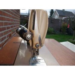 trap naaimachine in kast