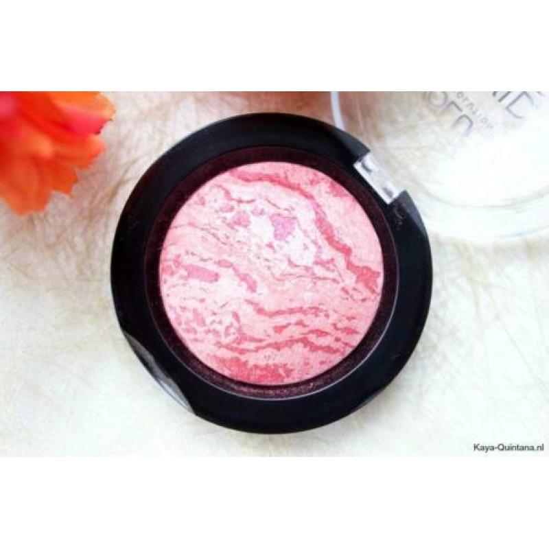 Make-up Revolution Vivid Baked Blush - Loved me the best