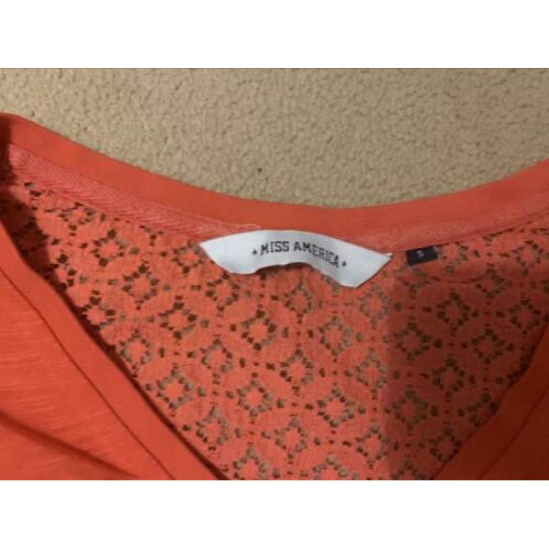 Rood shirt met witte print van Miss America