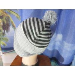 grijze muts oorkleppen pompon mt 55 van Emerson