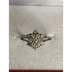 18 krt.wit gouden rozet ring met 13 diamanten totaal 0,79 ct