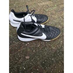 Leren Zaal sportschoenen maat 39 (in schoen staat 42)