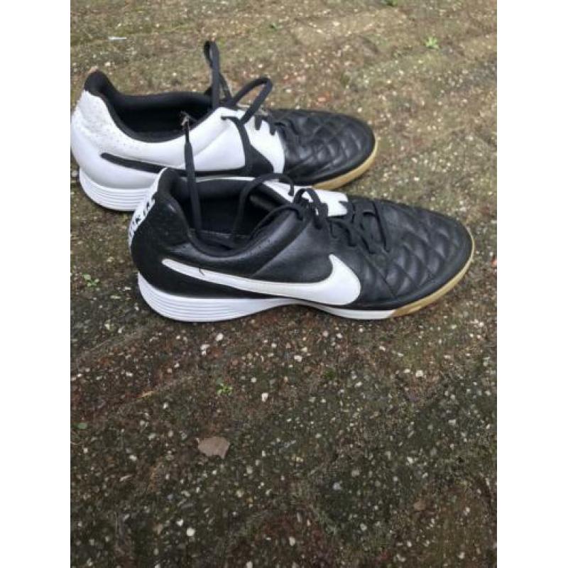 Leren Zaal sportschoenen maat 39 (in schoen staat 42)