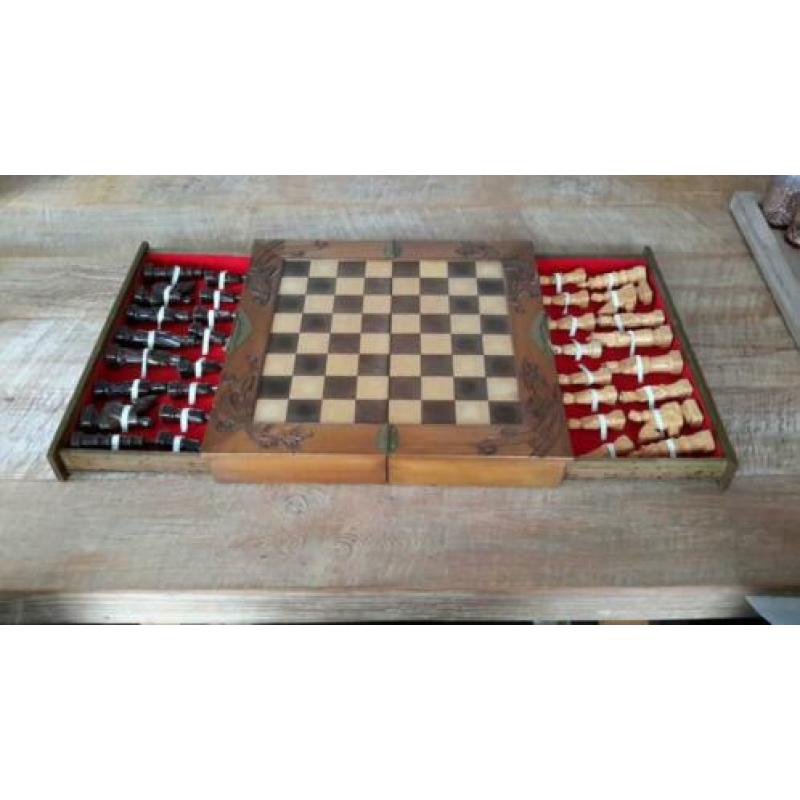Te koop:Mooi houten schaakbord 47x47cm.