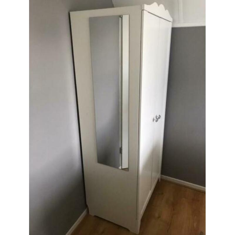 Kledingkast nog 1 beschikbaar