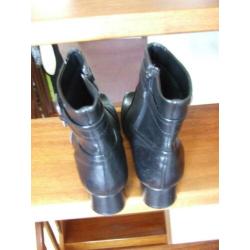 Clarks zgan zwarte leren laarsjes met gesp 5 1/2 oftewel 39
