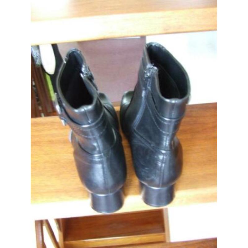 Clarks zgan zwarte leren laarsjes met gesp 5 1/2 oftewel 39