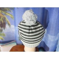 grijze muts oorkleppen pompon mt 55 van Emerson
