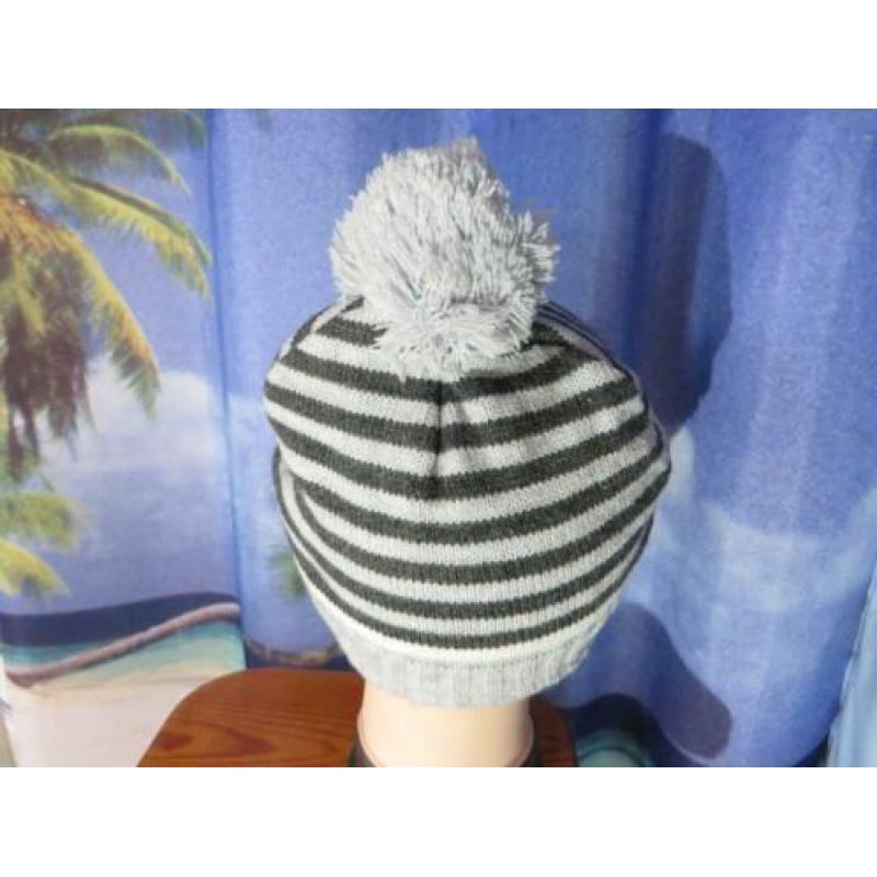 grijze muts oorkleppen pompon mt 55 van Emerson