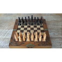 Te koop:Mooi houten schaakbord 47x47cm.