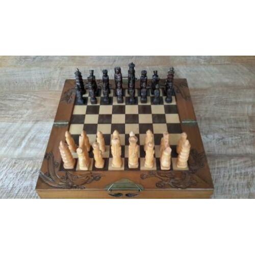 Te koop:Mooi houten schaakbord 47x47cm.