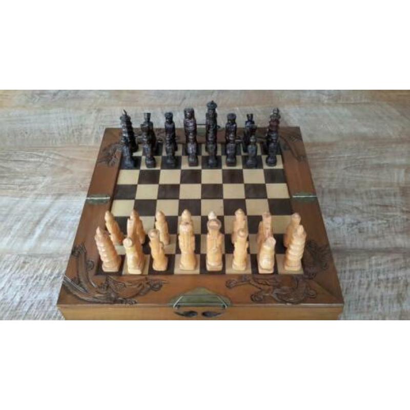 Te koop:Mooi houten schaakbord 47x47cm.