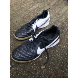 Leren Zaal sportschoenen maat 39 (in schoen staat 42)