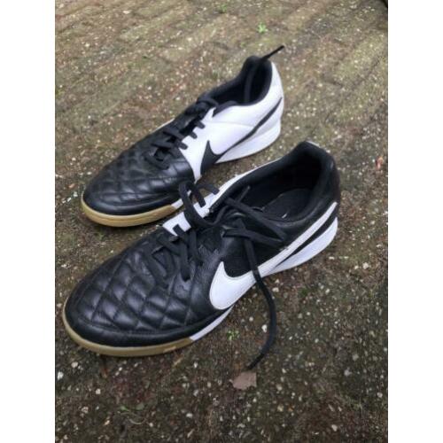 Leren Zaal sportschoenen maat 39 (in schoen staat 42)