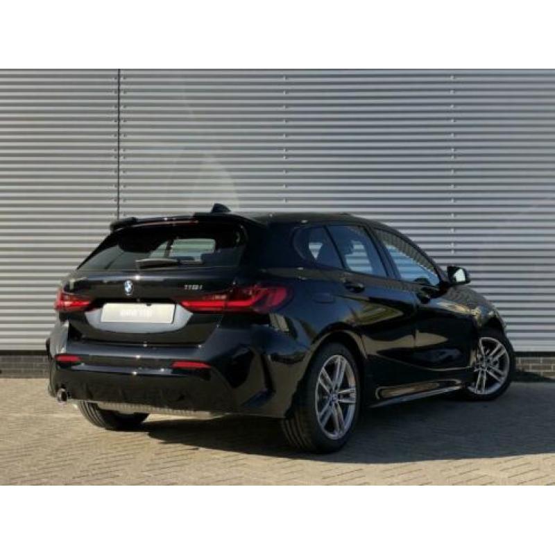 BMW 1 Serie 118iA High Executive Model M Sport / LED / Schui