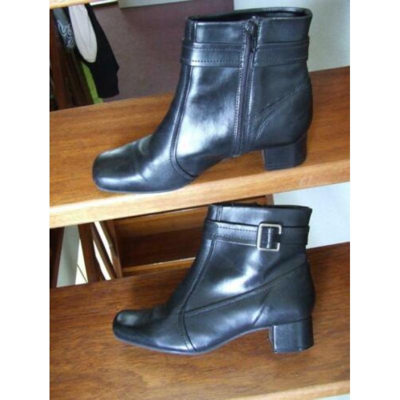 Clarks zgan zwarte leren laarsjes met gesp 5 1/2 oftewel 39